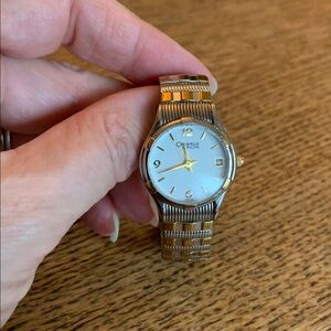 Bulova Stainless steel silver & gold tone watch 6” band needs battery